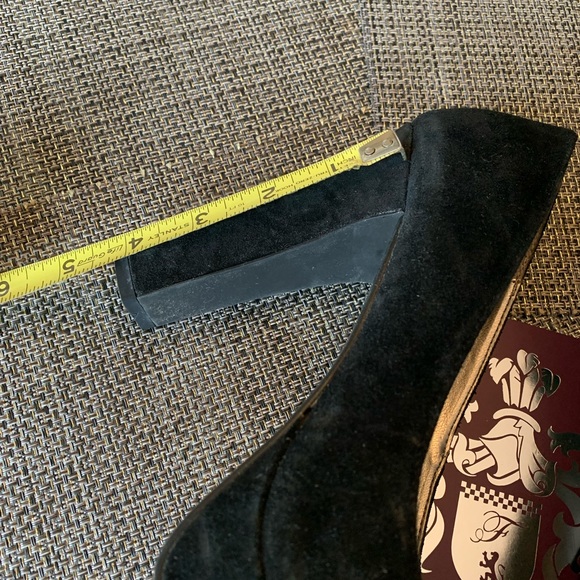 Fergie Black Suede Pumps. Size 9 - Picture 8 of 8